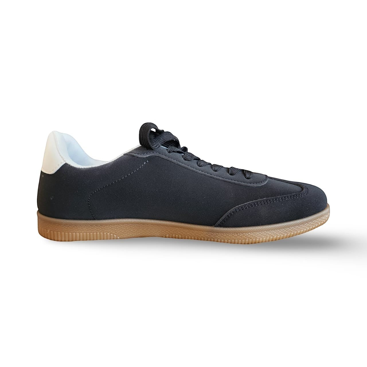 BRIKLYN men's retro sneakers in black with white heel tab and gum sole. Classic court-style silhouette.