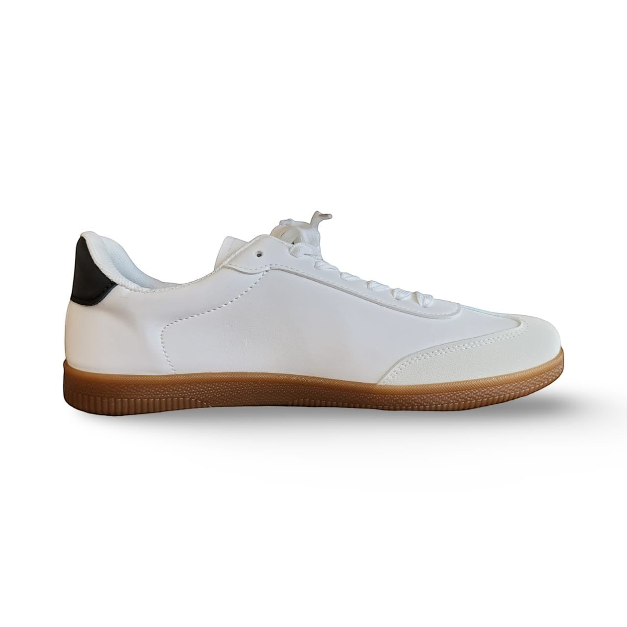 BRIKLYN men's white retro sneakers with black heel tab and gum sole. Classic court-style silhouette.